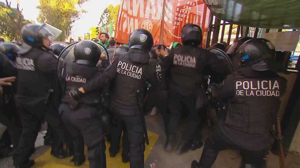 protesta-por-los-despidos-en-el-estado:-la-policia-intenta-que-los-manifestantes-no-corten-la-colectora