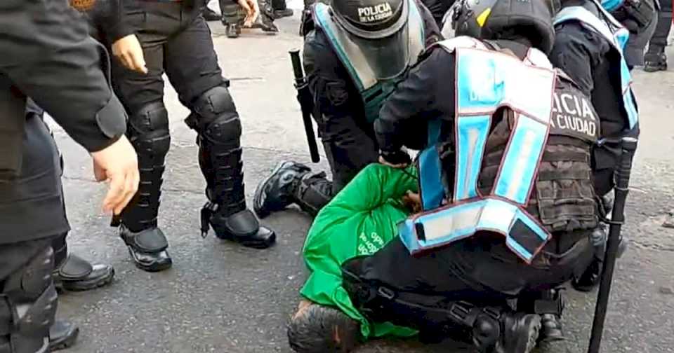 tension-e-incidentes-frente-al-inti,-durante-una-protesta-por-el-despido-de-mas-de-2-mil-trabajadores-del-estado