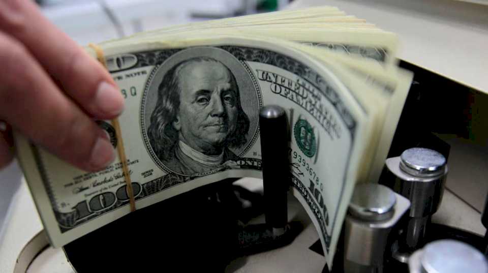 El dólar blue sube otros $25 y se vende a $1430, un nuevo récord