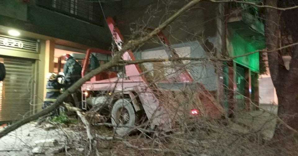 un-camion-volquete-choco-y-quedo-incrustado-en-la-entrada-de-un-edificio-en-flores