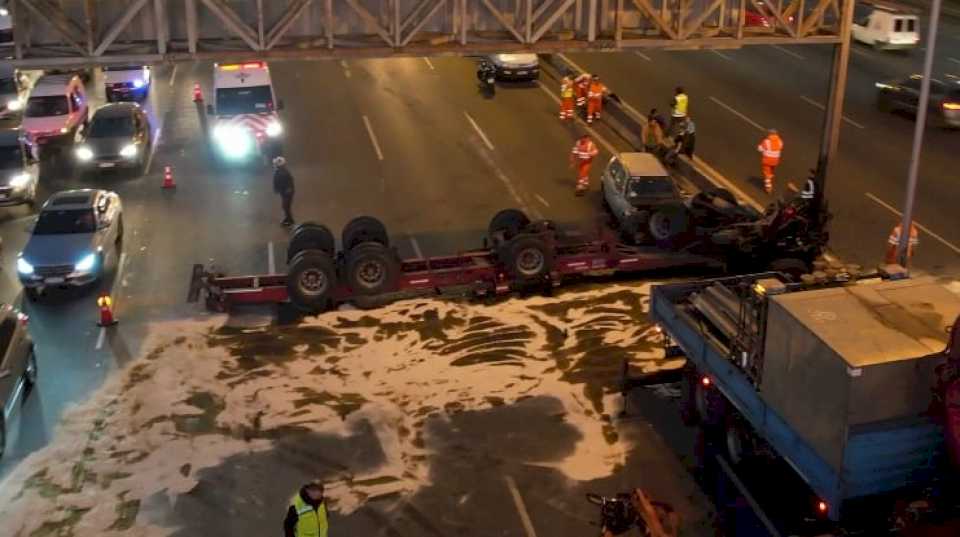 caos-en-la-panamericana:-un-camion-choco-contra-un-auto,-volco-en-plena-autopista-y-quedo-partido-en-dos