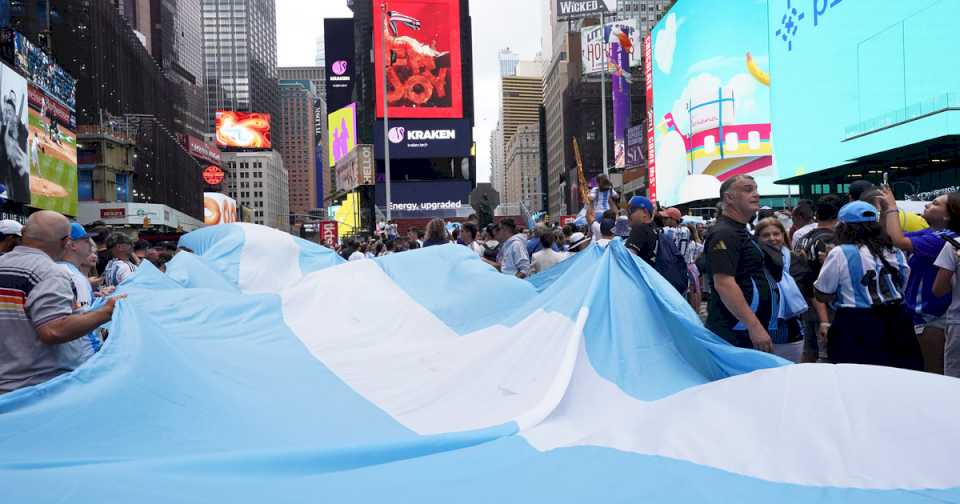 la-hinchada-de-la-seleccion-argentina-desembarca-en-houston:-a-que-hora-y-donde-es-el-banderazo-previo-a-ecuador