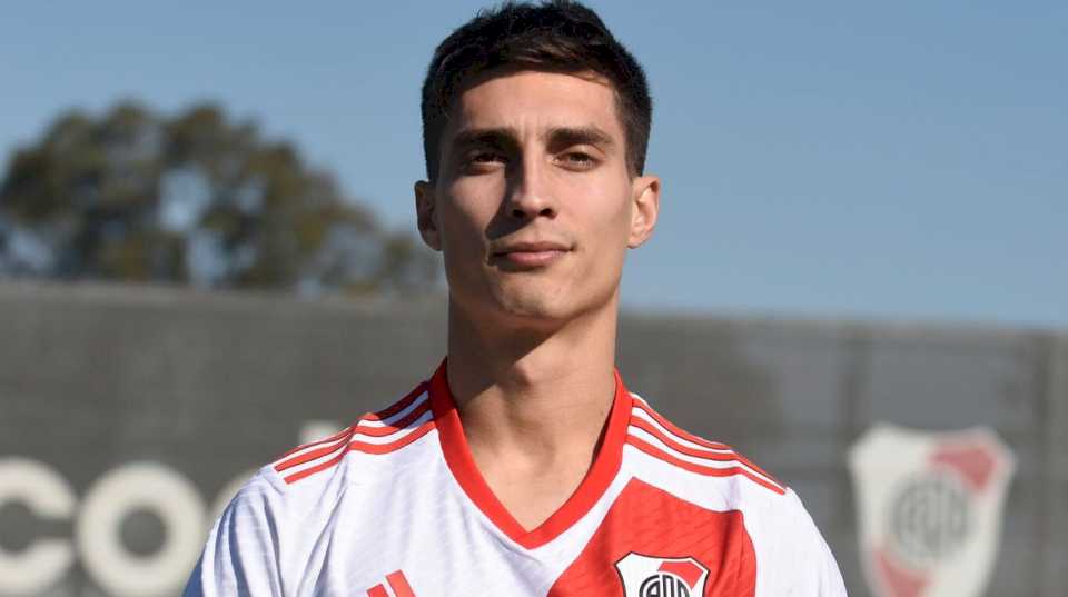 “bienvenido-al-mas-grande”:-river-presento-a-federico-gattoni-y-espera-por-la-llegada-de-mas-refuerzos