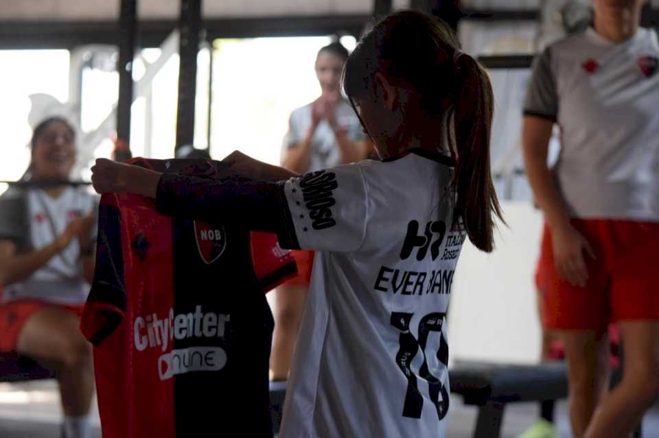 newell’s-y-una-visita-especial:-una-pequena-fanatica-cumplio-su-sueno-y-fue-al-entrenamiento