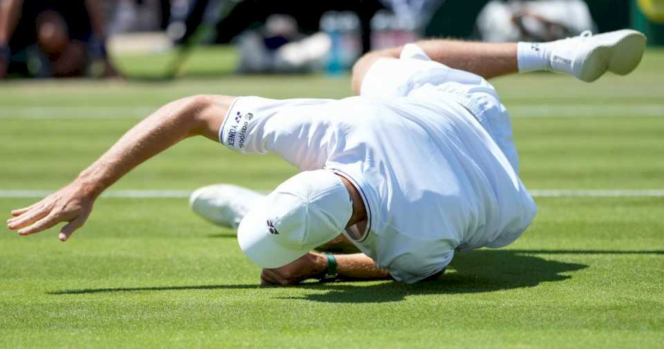 dos-porrazos-y-triste-adios-en-wimbledon:-el-favorito-hubert-hurkacz-se-tiro-de-cabeza-en-dos-puntos-seguidos-y-termino-lesionado