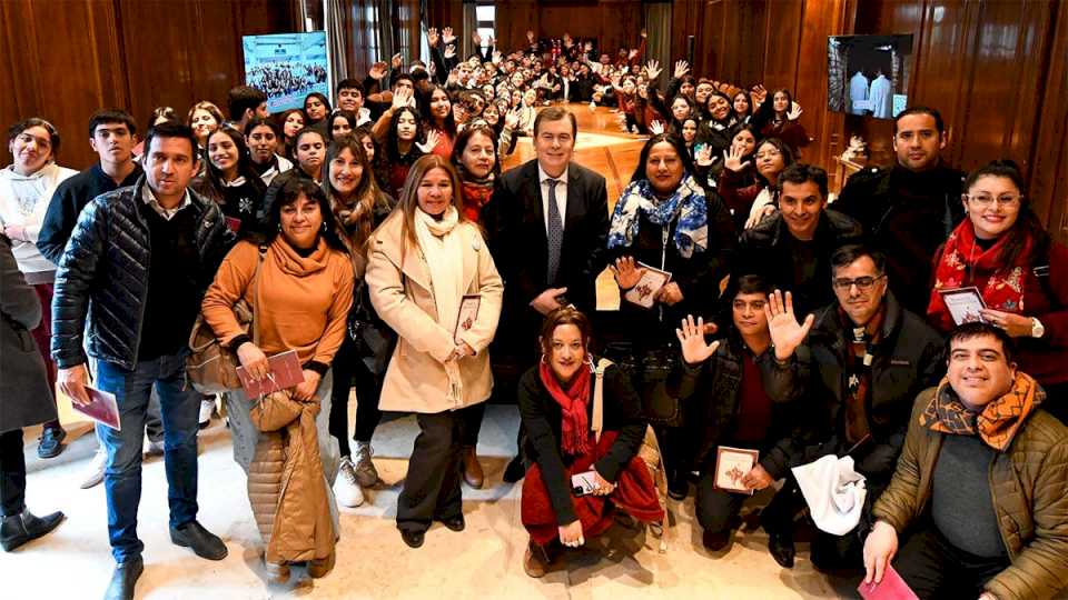 mas-de-cien-estudiantes-de-la-escuela-piloto-no-1-de-fernandez-conocieron-casa-de-gobierno