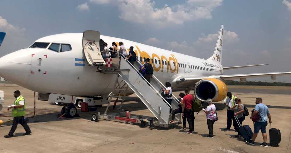 Por una protesta de la estatal Intercargo, Flybondi opera desde Ezeiza y su CEO advirtió: “Esto se termina pronto”