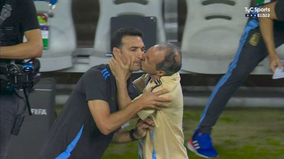 el-utilero-de-la-seleccion-argentina-se-emociono-por-el-pase-a-semifinales-y-beso-en-la-boca-a-lionel-scaloni