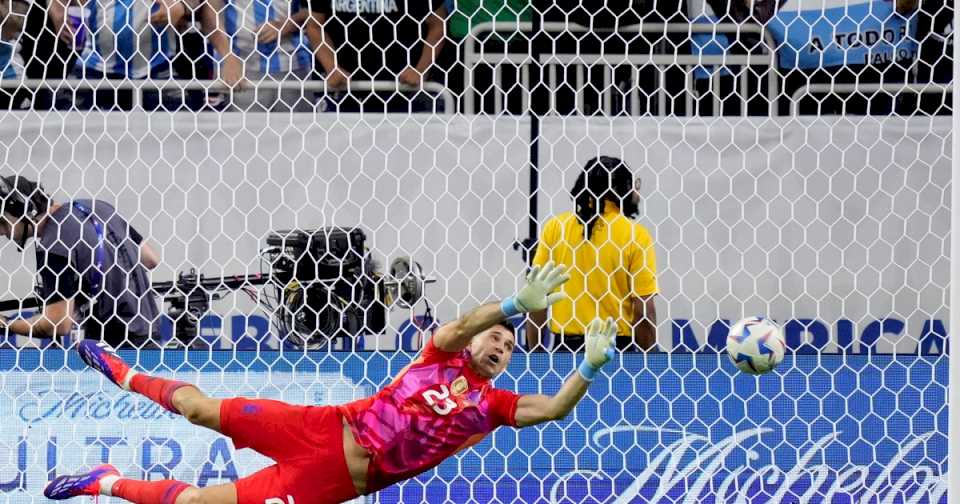 el-1×1-de-argentina-vs-ecuador:-dibu-martinez-se-hizo-otra-vez-gigante-en-una-noche-de-un-messi-con-demasiadas-intermitencias