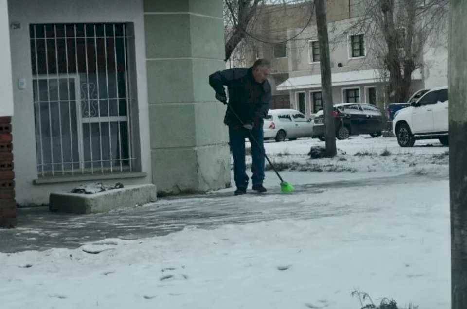 veredas-de-hielo:-se-intensifica-la-ola-polar-y-caminar-entre-la-escarcha-es-una-odisea-en-rio-gallegos