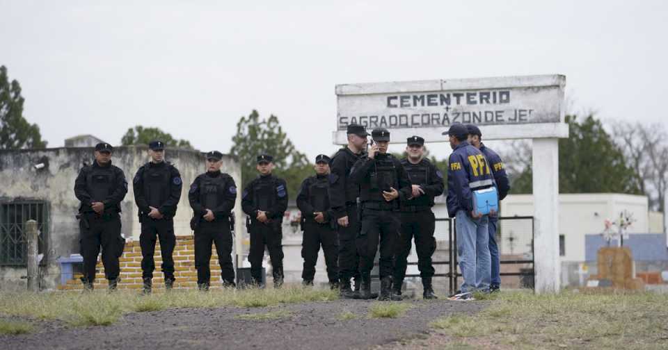 caso-loan:-el-operativo-en-el-cementerio-de-9-de-julio-y-que-buscan-en-la-casa-de-perez-y-caillava