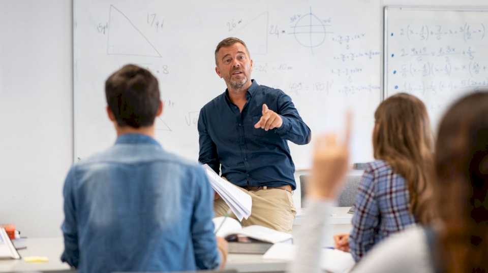 video:-un-profesor-apago-la-luz-del-aula-y-los-alumnos-lo-sorprendieron-con-una-comprometedora-situacion