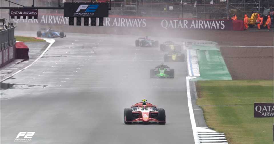 formula-2:-en-su-fin-de-semana-sonado,-franco-colapinto-logro-un-meritorio-quinto-puesto-bajo-la-lluvia-en-silverstone