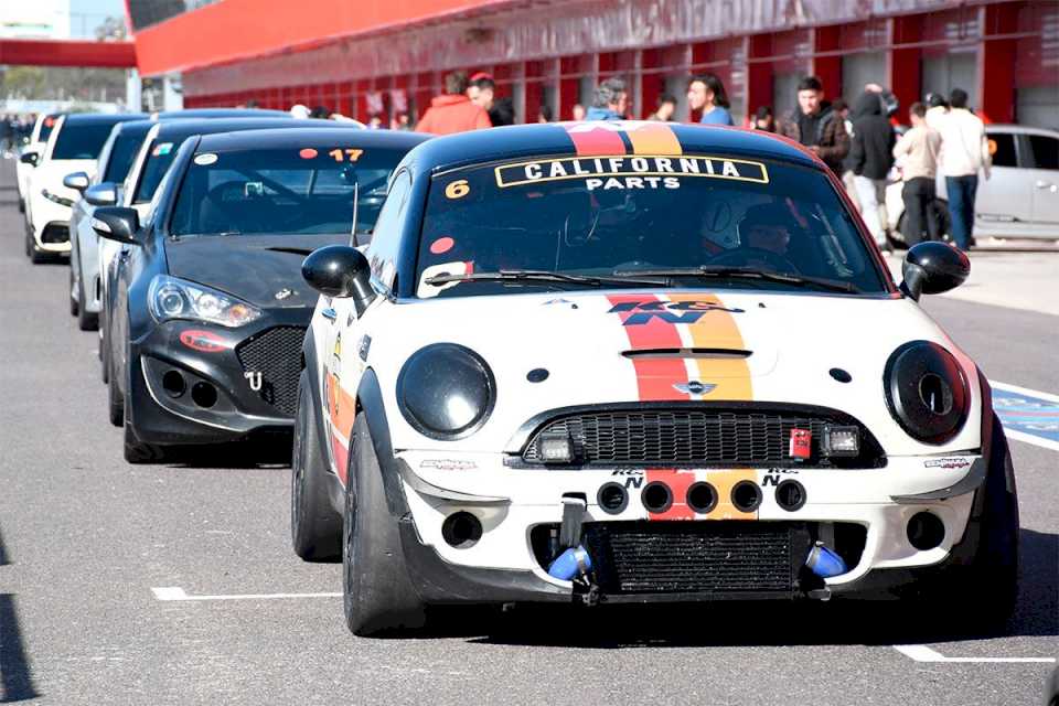 decenas-de-pilotos-recorren-la-pista-del-autodromo-de-termas-en-el-track-day