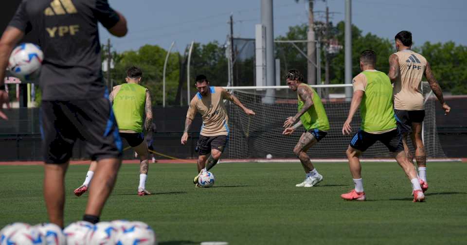 scaloni-y-una-practica-fundamental-para-la-seleccion-argentina:-ocho-titulares-mas-tres-incognitas-para-la-semi-ante-canada