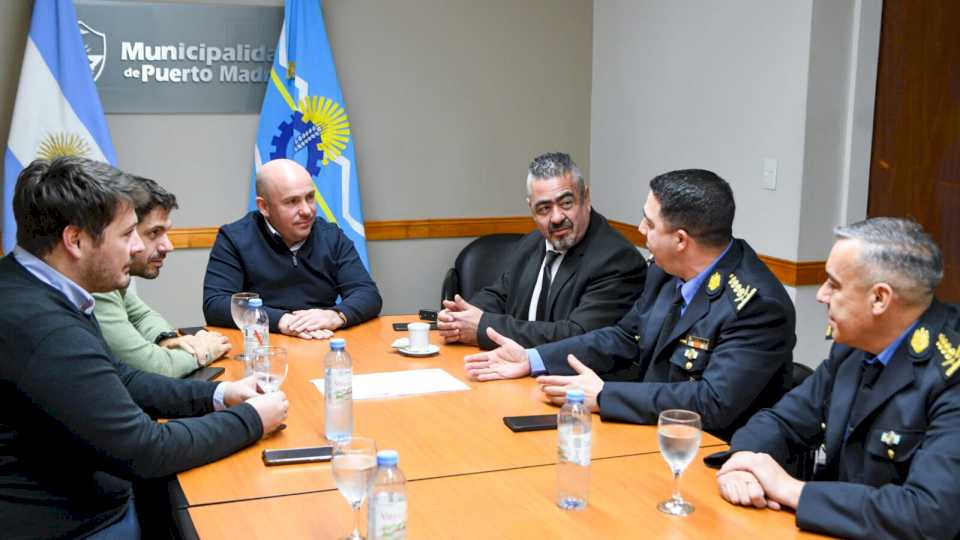 sastre-recibio-al-ministro-de-seguridad-y-la-cupula-policial-de-chubut