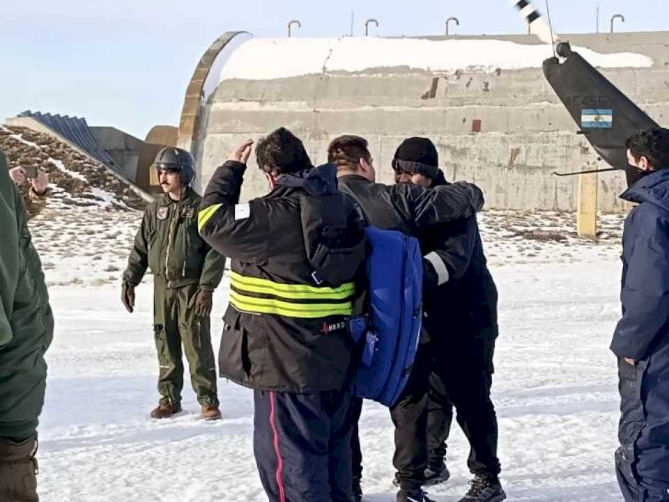 dramatico-rescate-en-helicoptero-de-cuatro-trabajadores-aislados-por-el-temporal-de-nieve-en-santa-cruz