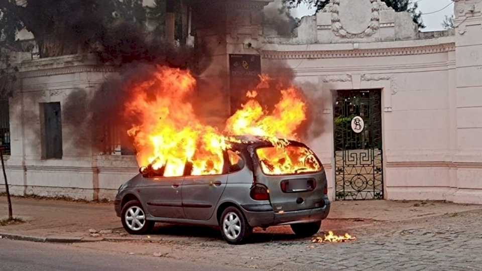 super-peligroso:-conducia-su-auto-y-se-empezo-a-prender-fuego