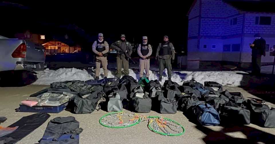 operativo-«infierno-blanco»:-incautan-casi-800-kilos-de-cocaina-en-un-complejo-de-cabanas-en-neuquen