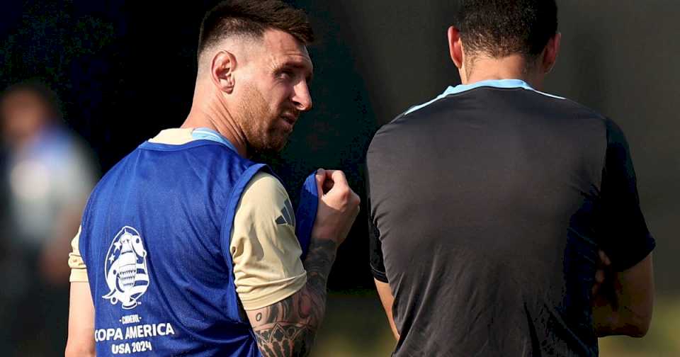 el-ultimo-entrenamiento-de-la-seleccion-argentina-antes-de-la-semifinal:-charla-de-scaloni-con-messi,-di-maria-y-nico-gonzalez