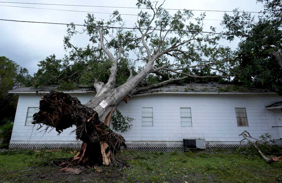 reparan-algunos-apagones-en-houston-tras-el-paso-del-huracan-beryl,-que-avanza-al-este-con-tornados