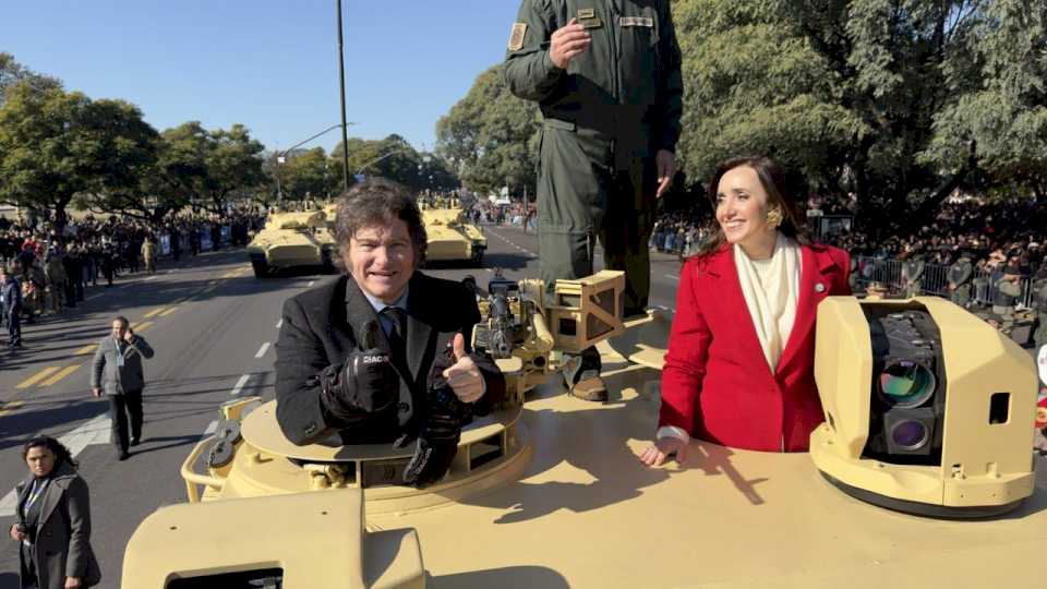 Milei y Villarruel encabezaron el desfile militar en la Ciudad de Buenos Aires por el Día de la Independencia