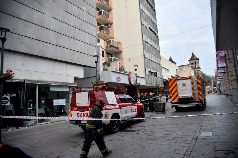 “pense-que-era-una-pesadilla”:-el-relato-de-un-vecino-del-edificio-que-se-incendio-en-cordoba