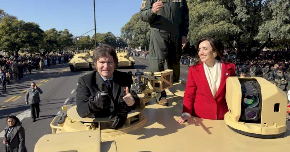 desfile-militar-por-el-9-de-julio:-javier-milei-y-victoria-villarruel-se-subieron-a-un-tanque-del-ejercito-y-recorrieron-un-tramo-por-avenida-del-libertador