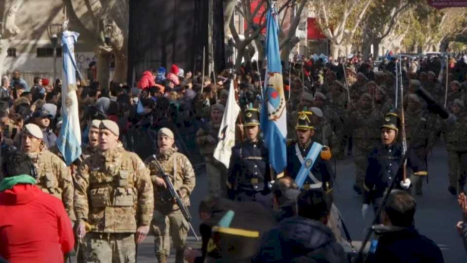 segui-en-vivo-el-desfile-civico-militar-por-el-9-de-julio-en-canal-13