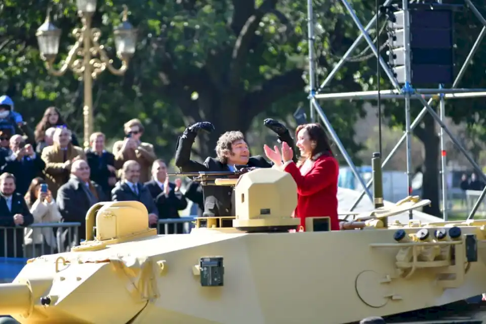 dia-de-la-independencia:-milei-y-villarruel-se-subieron-a-un-tanque-durante-el-desfile-militar