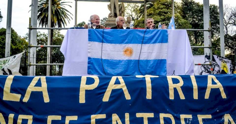 pacto-de-mayo:-fracaso-una-contracumbre-de-parrilli-y-el-kirchnerismo-y-hubo-violencia-en-otra-marcha,-con-tres-detenidos