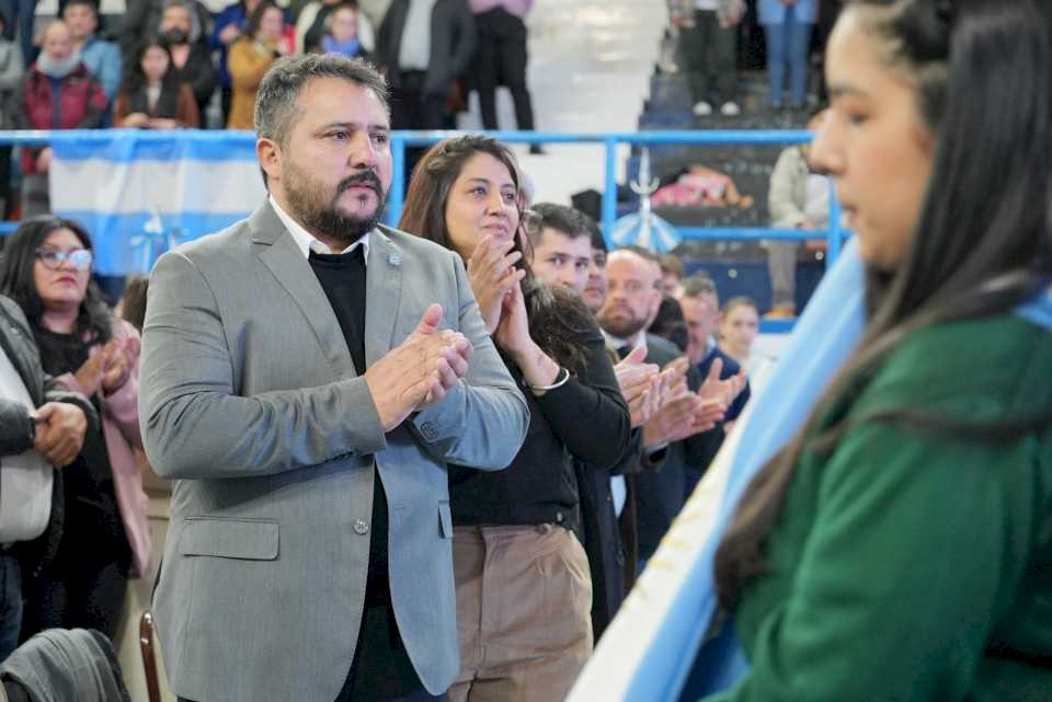 emotivo-acto-en-la-celebracion-del-208°-aniversario-de-la-independencia