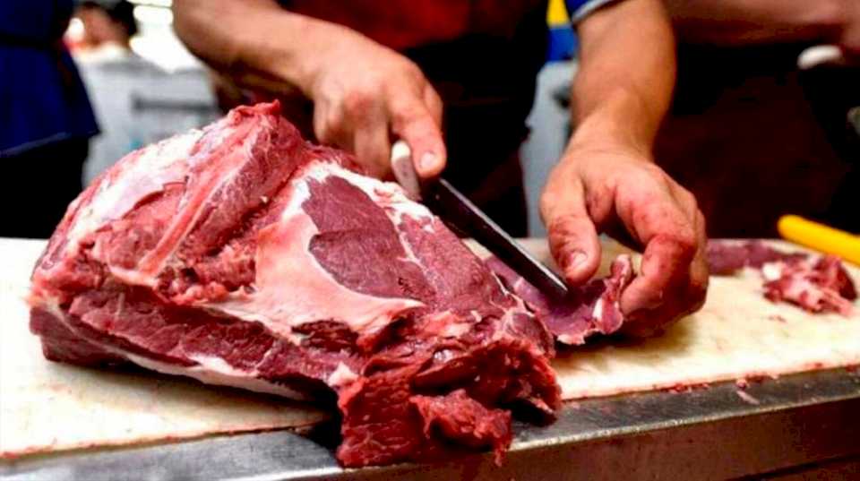 La demanda de carne vacuna aceleró su caída y proyectan que será igualada por el consumo de pollo durante 2024