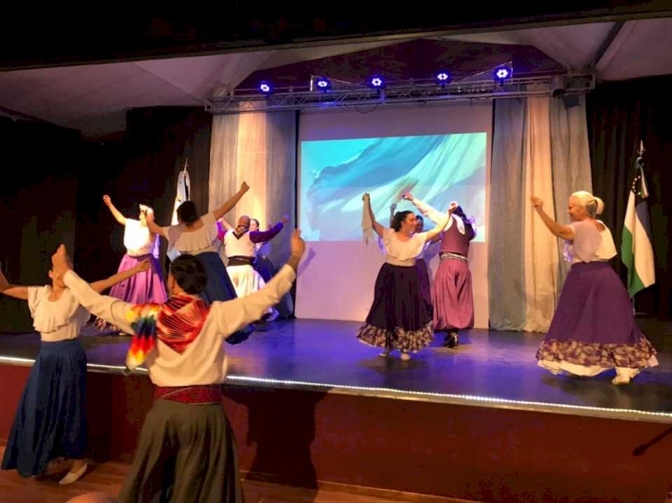 con-mucha-musica-y-danzas-tradicionales,-dina-huapi-conmemoro-el-9-de-julio