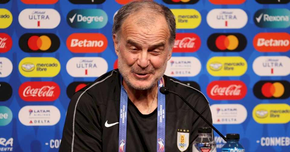 el-loco-bielsa-mostro-su-veta-humoristica-y-sorprendio-a-todos-cuando-le-preguntaron-por-maxi-araujo:-«creo-que-es-un-jugador-vulgar.»