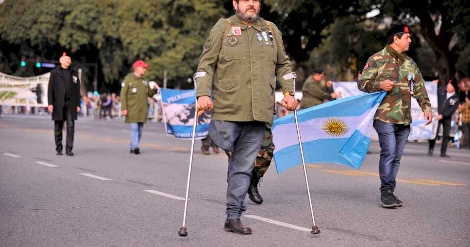 El desfile militar impactó más que el pacto de Mayo en la opinión pública y revela el perfil del Gobierno