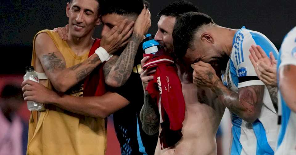 la-emocion-de-di-maria-antes-de-su-retiro-de-la-seleccion-y-la-arenga-que-le-dedico-messi-previo-al-triunfo-ante-canada