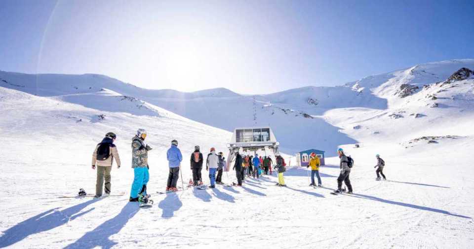 vacaciones-de-invierno-en-esquel-y-un-plan-perfecto:-esquiar-en-la-hoya-y-surcar-la-nieve-en-la-trochita