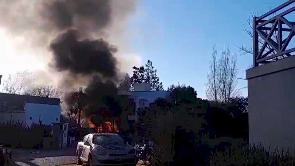 impactante-video:-una-casa-exploto-en-un-country-de-chascomus-y-un-hombre-sufrio-quemaduras