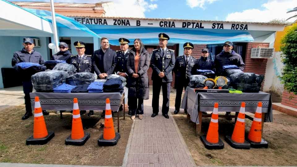 entrega-de-uniformes-y-elementos-de-seguridad-a-la-policia-del-interior