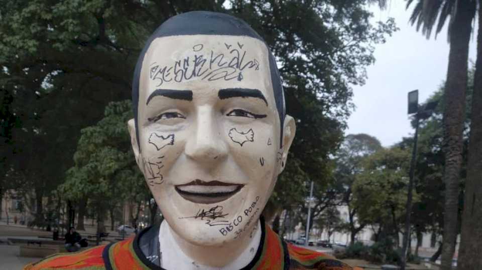 «como-el-duki»:-vandalizaron-la-estatua-de-carlos-gardel-en-la-plaza-urquiza