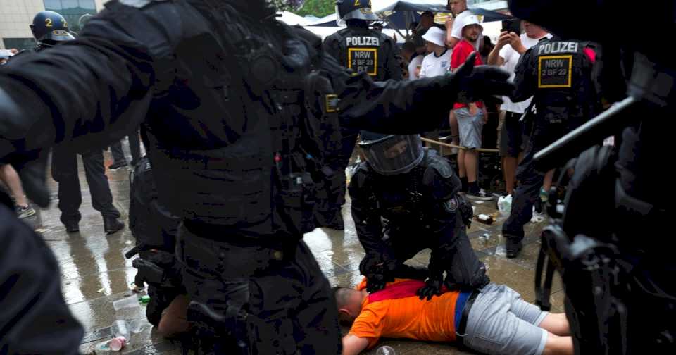 batalla-campal-y-sillazos-entre-hinchas-de-inglaterra-y-de-paises-bajos-antes-de-la-semifinal-de-la-eurocopa