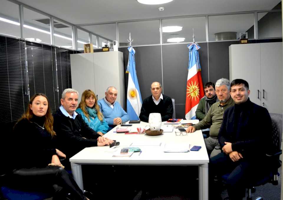 bandera-en-el-centro-de-la-agenda-ambiental,-importante-reunion-en-el-ministerio-de-produccion