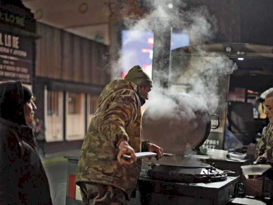 frio-extremo:-provincia-refuerza-las-raciones-de-comida-que-se-distribuyen-junto-a-excombatientes-de-malvinas-en-rosario