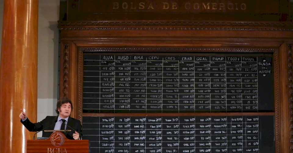 Javier Milei volvió a llamar «degenerados fiscales» a diputados y senadores y los responsabilizó por la suba del dólar