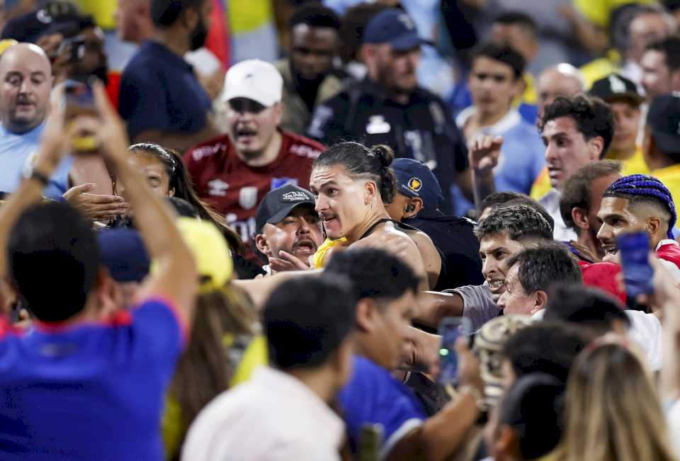 una-figura-de-uruguay-se-agarro-a-trompadas-con-hinchas-colombianos-luego-de-quedar-afuera-de-la-copa-america