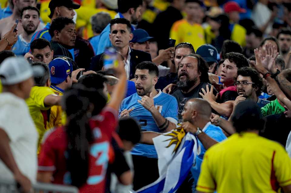 copa-america:-darwin-nunez-y-uruguayos-se-trenzan-a-golpes-en-las-gradas-tras-perder-ante-colombia