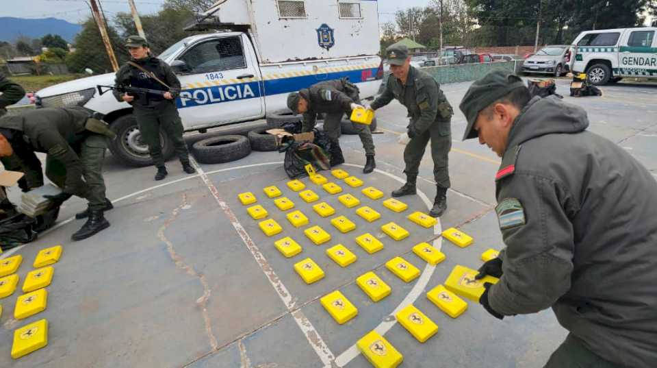 escandalo-en-salta:-detuvieron-a-policias-con-420-kilos-de-cocaina-en-el-patrullero