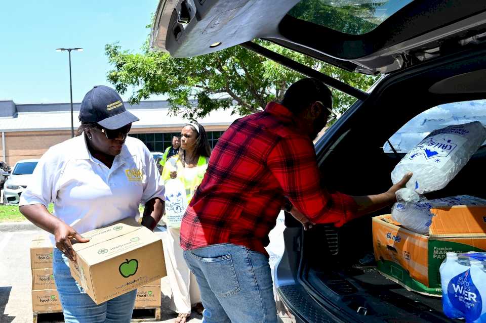 crece-la-presion-para-reparar-apagones-en-una-houston-sofocada-y-sin-luz-tras-la-tormenta-beryl