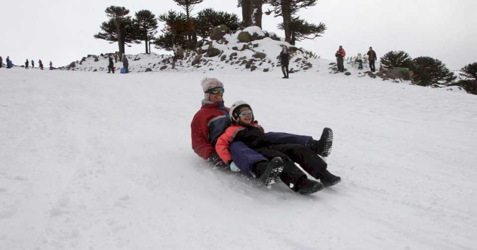 primeros-pinos-en-vacaciones-de-invierno:-cuanto-cuesta-alquilar-esquies-y-ropa-para-la-nieve-en-zapala